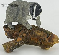 Figurine Blaireau sur tronc d'arbre 