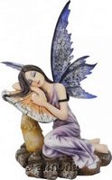 Figurine Fée violette "Ancolia" endormie près d'un Champignon 