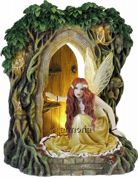Figurine Fée rousse devant Porte enchantée "Threshold" de Selina Fenech 