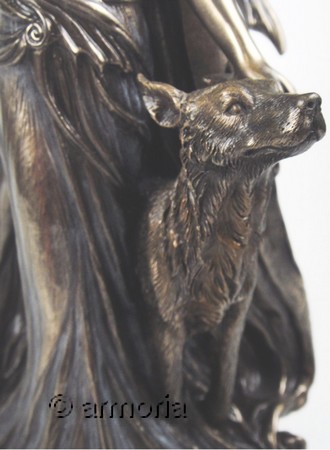 Figurine Hecate avec ses chiens de Marc Potts, hauteur 25 cm