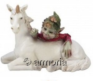 Figurine Pixie caressant une Licorne 