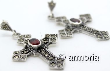 Boucles d'Oreilles Croix médiévales en argent avec cristal rouge 