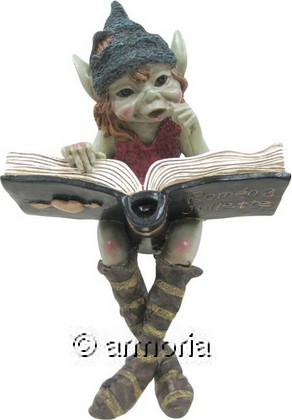 Pixie lisant un Grimoire, bord d'étagère