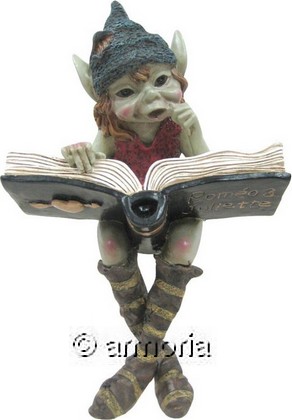 Figurine Pixie lisant un Grimoire, bord d'étagère