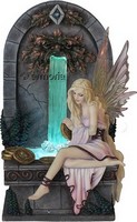 Figurine Fée assise près d'une Fontaine "Wishing-Well" de Selina Fenech