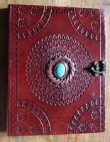 Grimoire en cuir avec pierre Turquoise et fermoir métal 18X23 cm