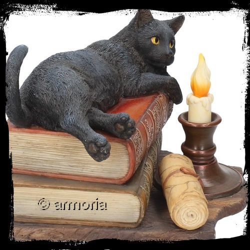 Figurine Chat Noir couché sur Grimoires "The Witching Hour" de Lisa Parker 