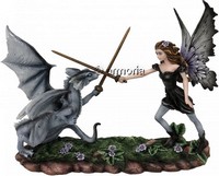 Figurine Fée combattant un Dragon 