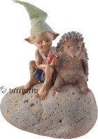 Figurine Lutin au Chapeau sur Rocher avec Hérisson 