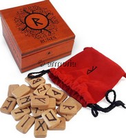 Jeu de runes en bois dans un coffret 