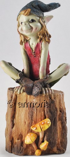 Figurine Pixie assis sur Souche d'Arbre 