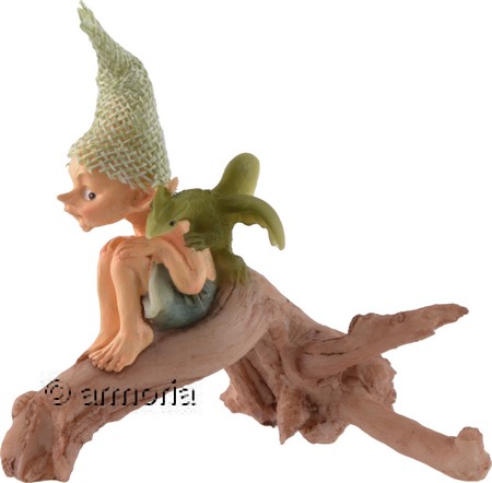 Figurine Lutin au Chapeau assis sur tronc avec Dragon 