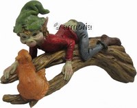 Figurine Pixie au bonnet vert couché sur Branche avec un Ecureuil 