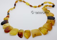 Collier plaquettes d'ambre mate et brillante multicolore