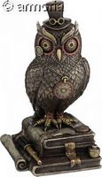 Figurine Hibou steampunk sur livres et avec chapeau