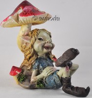 Figurine Pixie Fille rigolant adossée à un Champignon 