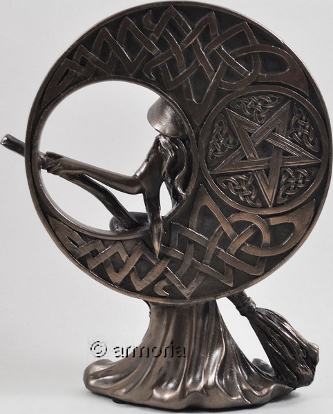 Figurine Sorcière sur son Balai devant la Lune Celtique aspect bronze 