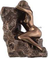 Figurine femme nue accoudée sur Rocher marque Veronese
