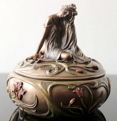 Boite ronde Art Nouveau avec Femme assise en résine aspect bronze 