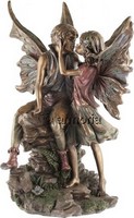 Figurine Couple d'Elfes s'embrassant en résine aspect bronze, hauteur  38 cm