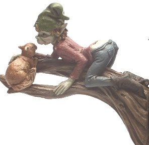 Figurine Pixie au bonnet vert couché sur Branche avec un Ecureuil 