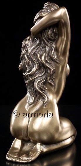 Figurine Femme Nue Mains aux Cheveux aspect bronze marque Veronese 