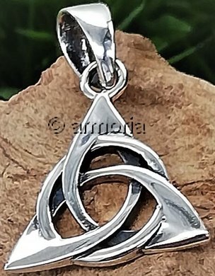 Pendentif Triquetra épuré en argent 