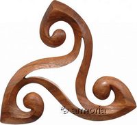 Triskel aux volutes en bois