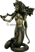Figurine Gorgone Medusa tenant Serpent en résine