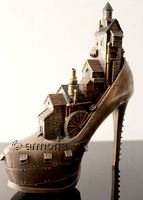 Sculpture d'une Chaussure Steampunk avec décor Maisons 