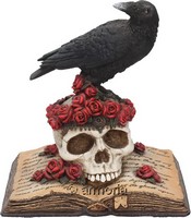 Figurine Corbeau perché sur Crâne, Roses et Livre 