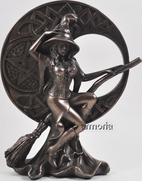 Figurine Sorcière sur son Balai devant la Lune Celtique aspect bronze 