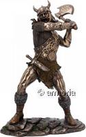 Figurine Viking d'un Berserker brandissant sa Hache aspect bronze