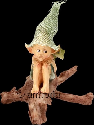 Figurine Lutin au Chapeau assis sur tronc avec Dragon 