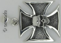 Pendentif Crâne sur Croix de Malte en argent