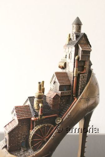 Sculpture d'une Chaussure Steampunk avec décor Maisons 
