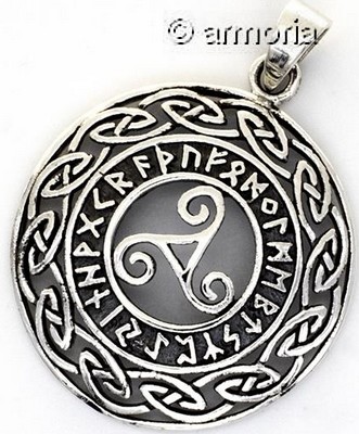 Pendentif Triskèle cerclé d'entrelacs et de runes en argent