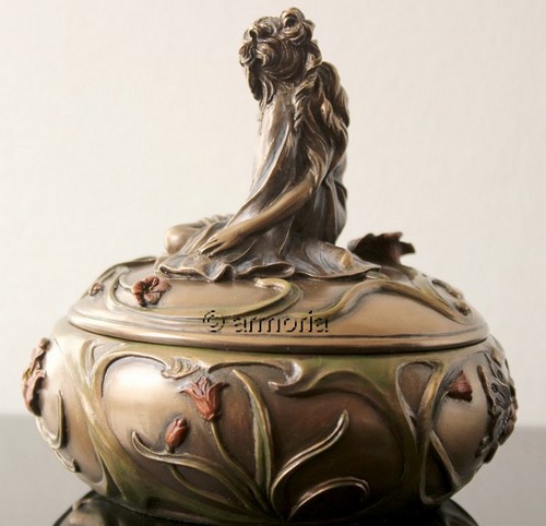 Boite ronde Art Nouveau avec Femme assise en résine aspect bronze 