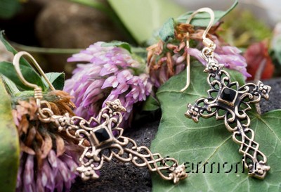 Boucles d'Oreilles Croix Gothiques avec Onyx en bronze 