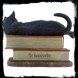 Figurine Chat Noir couché sur Grimoires "The Witching Hour" de Lisa Parker 