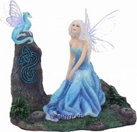 Figurine Fée bleue, dragon et dolmen "Luminescent" par Rachel Anderson marque Veronese 