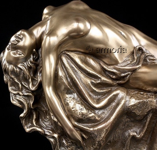 Figurine Femme nue allongée sur un Rocher aspect bronze marque Veronese