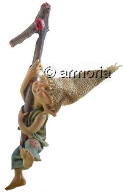 Figurine Lutin Chapeau grimpant sur une Branche