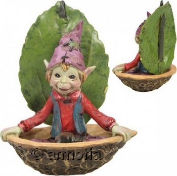 Figurine Pixie dans Bateau Coque de Noix