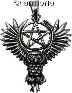 Pendentif Chouette en argent portant un pentacle