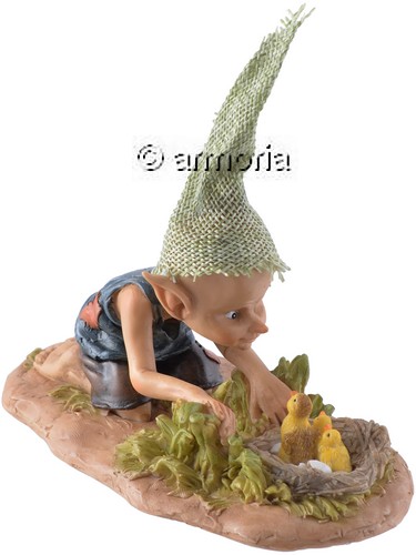 Figurine Lutin Chapeau trouvant un nid avec Oisillons 