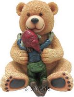 Figurine Pixie dans les bras d'un Ours en Peluche