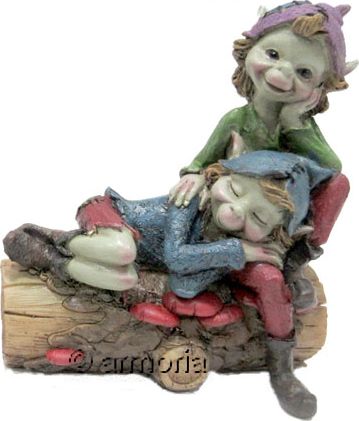 Figurine Couple de Pixies se reposant sur un tronc, jambes pliées 