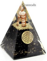 Pyramide en Orgonite avec Tourmaline et Fleur de Vie