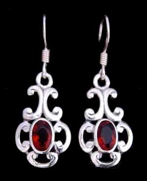 Boucles d'oreilles Médiévales en argent avec cristal rouge 